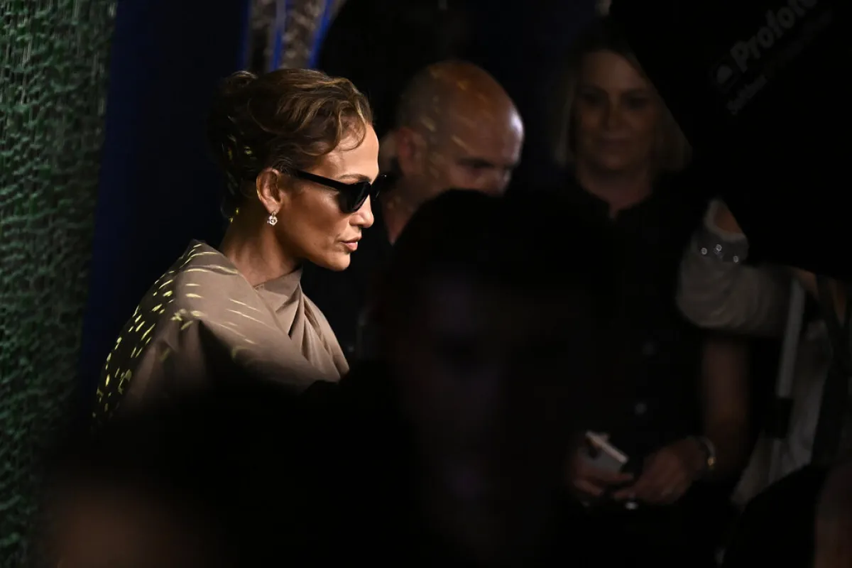 جينيفر لوبيز  Jennifer Lopez في عرض Christian Dior في باريس (مصدر الصورة: JULIEN DE ROSA / AFP)