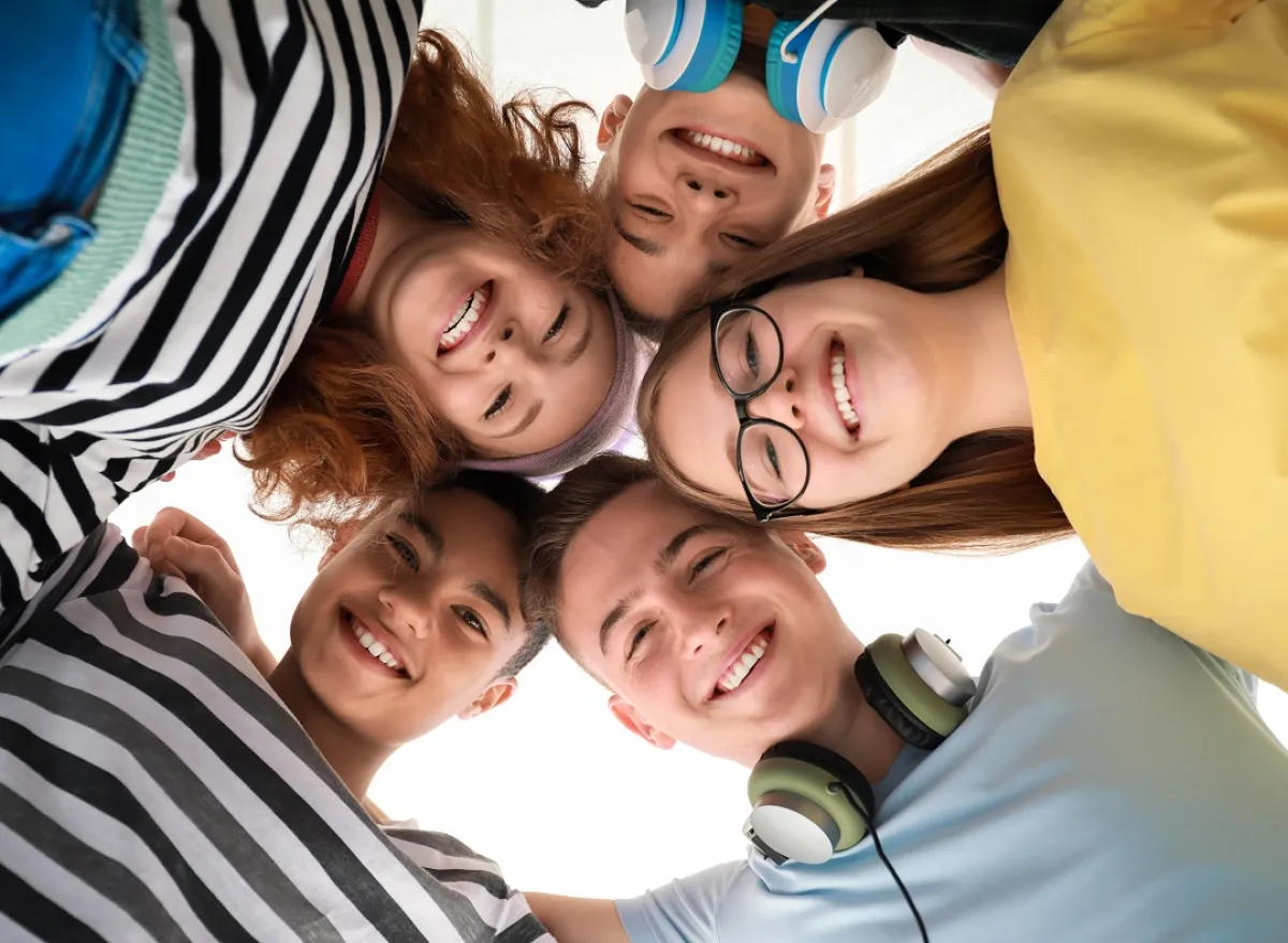 صورة تجمع عدد من المراهقين والمراهقات