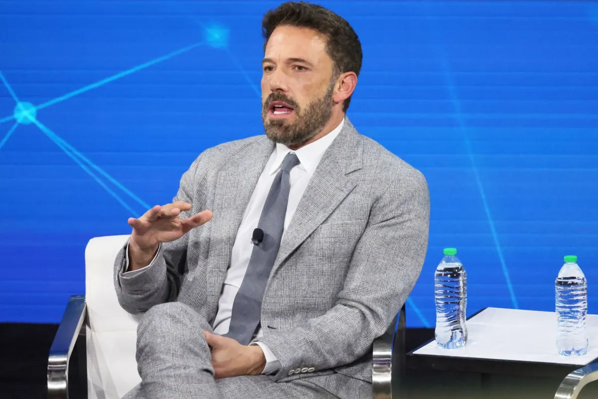 بن أفليك في قاعة آبل في مركز لينكولن للجاز في مدينة نيويورك (Ben Affleck in the Appel Room at the Jazz at Lincoln Center in New York City). مصدر الصورة: Michael M. Santiago/Getty Images/AFP