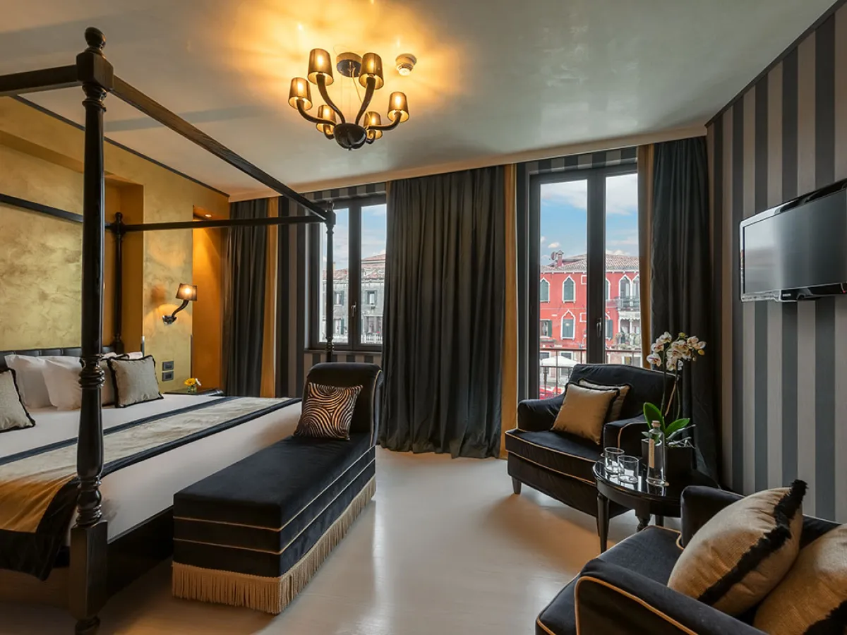 غرفة ملونة بألوان داكنة في كارنيفال بالاس هوتل