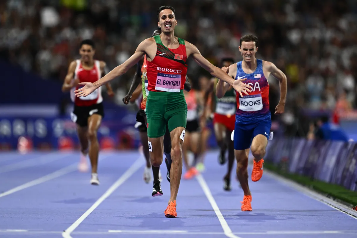 سفيان البقالي- Morocco's Soufiane El Bakkali celebrates after winning the men's 3000m steeplechase final of the athletics event at the Paris 2024 Olympic Games at Stade de France in Saint-Denis, north of Paris, on August 7, 2024. (Photo by Jewel SAMAD / AFP