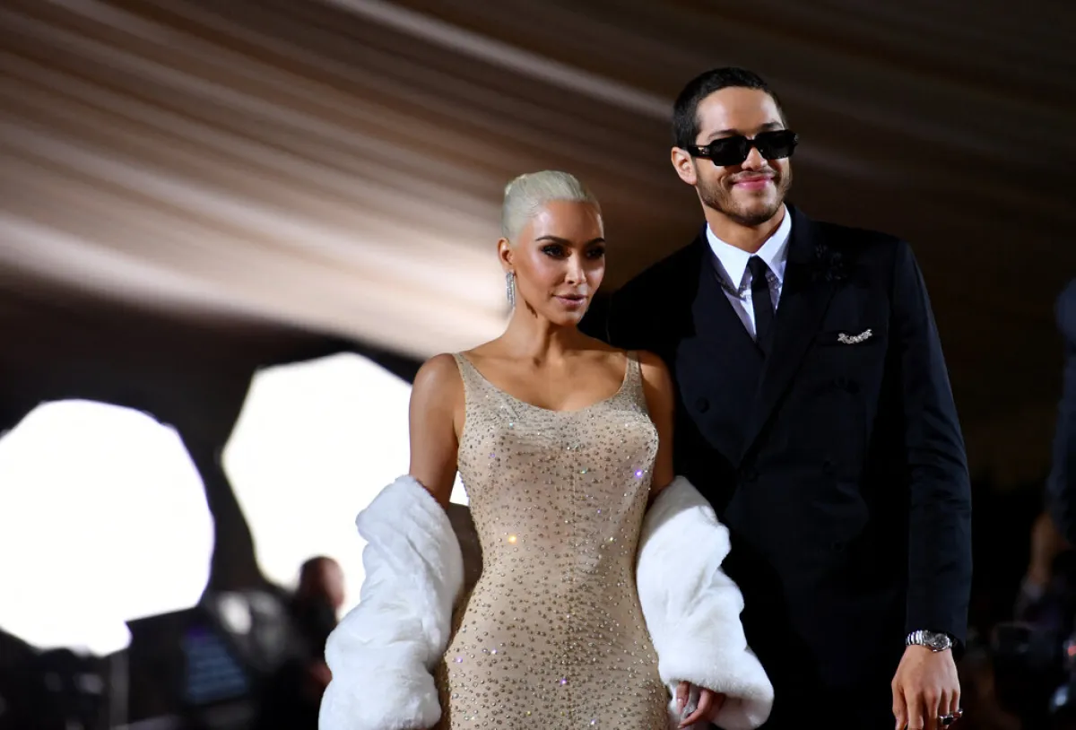 كيم كارداشيان وبيت ديفيدسون Kim Kardashian and Pete Davidson في حفل الميت غالا (مصدر الصورة: ANGELA WEISS / AFP)