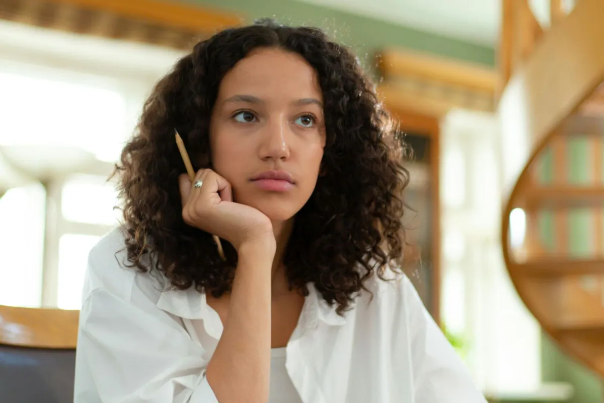 طالبة جامعة تحضر أحد المحاضرات وتبدو في تركيز تام