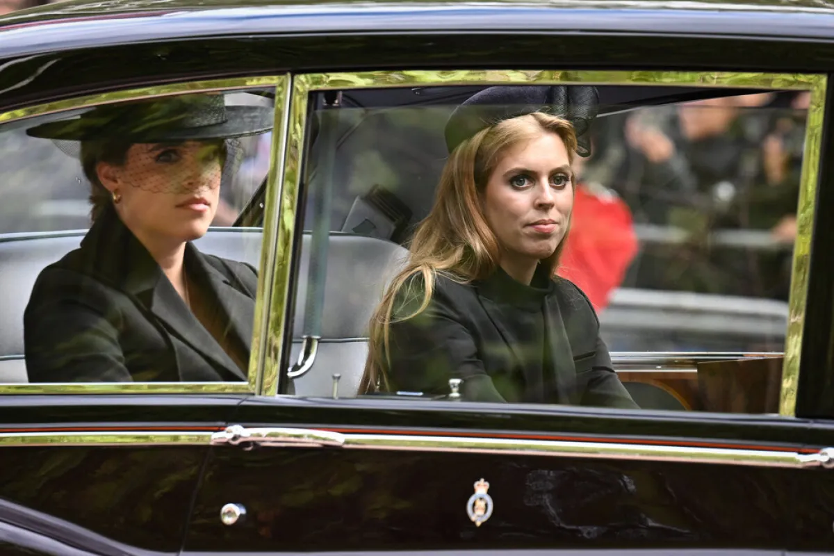 الأميرة يوجيني والأميرة بياتريس Princess Eugenie and Princess Beatrice في جنازة الملكة إليزابيث (مصدر الصورة: Paul ELLIS / POOL / AFP)