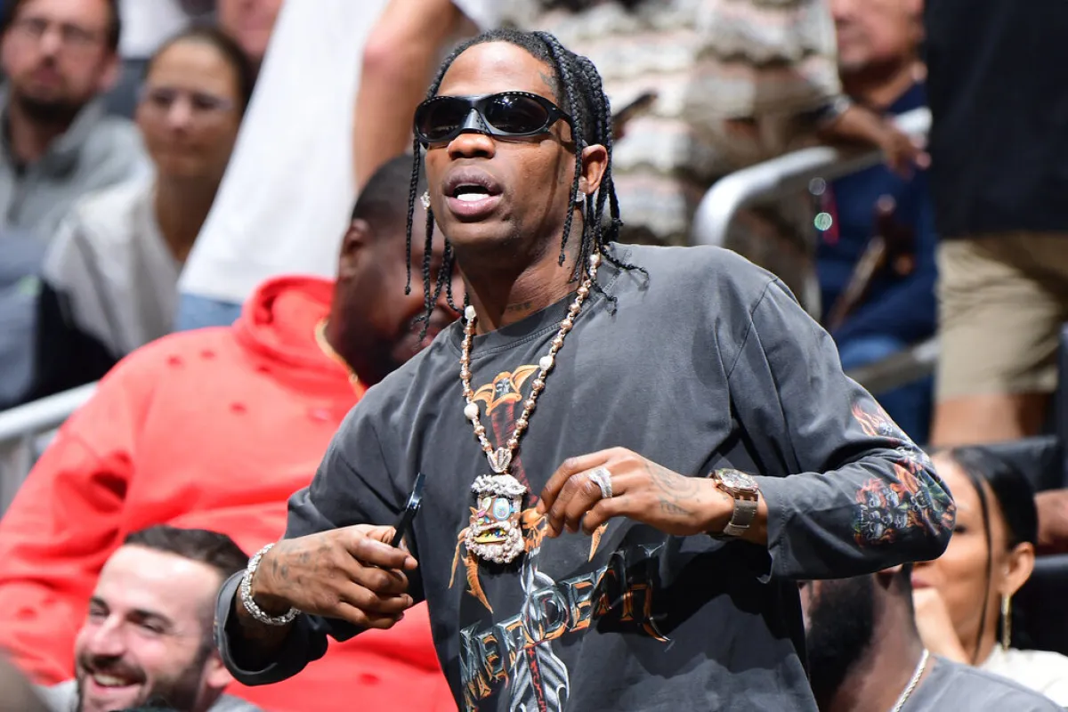 ترافيس سكوت Travis Scott يشاهد مباراة في لوس أنجليس (مصدر الصورة: Adam Pantozzi / NBAE / Getty Images / Getty Images via AFP)