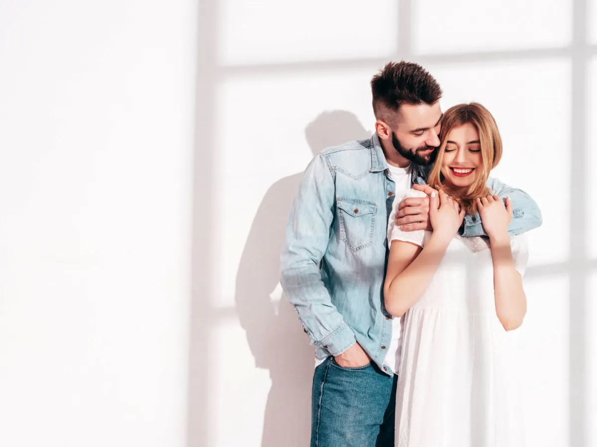 زوج يحتضن كتف زوجته بمحبة 