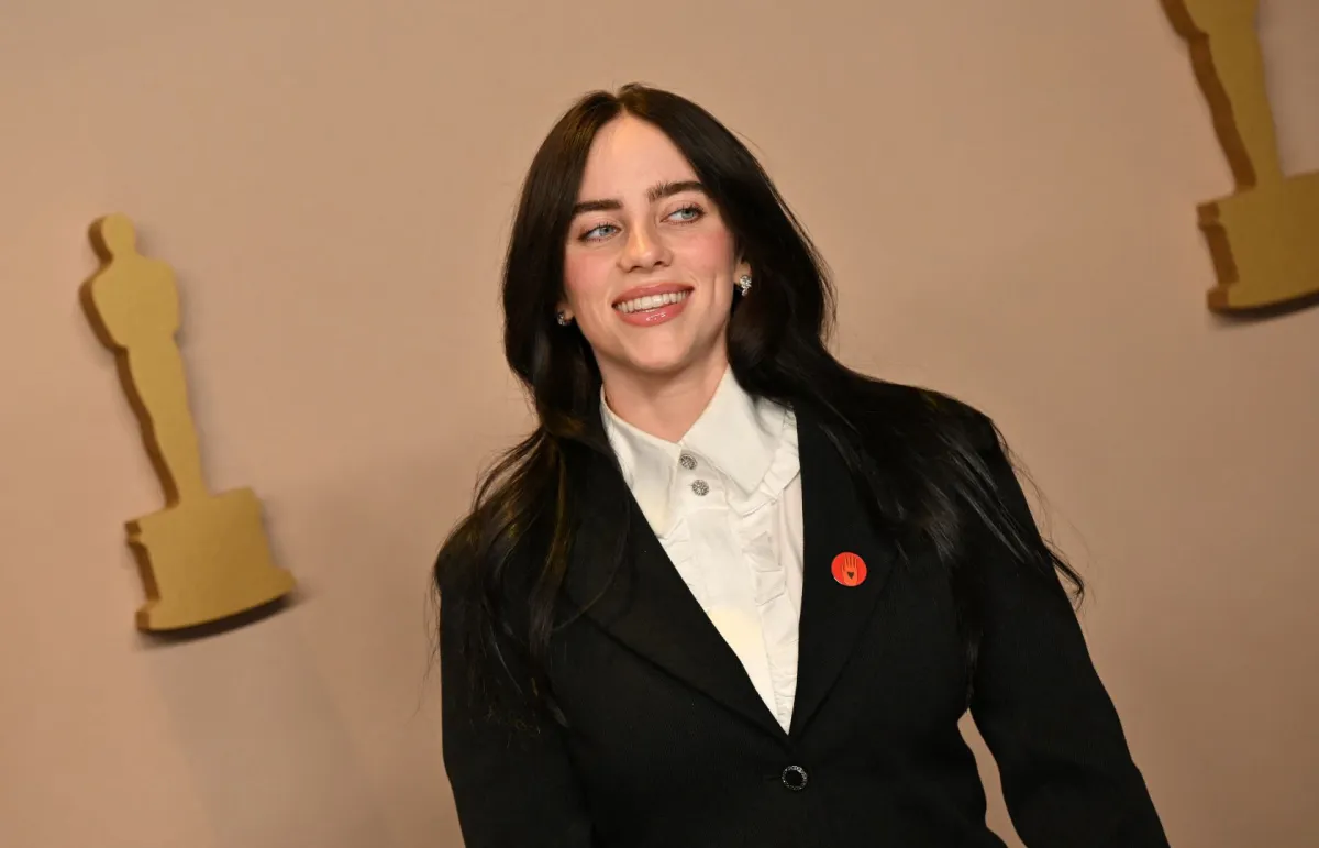 بيلي إيليش في مسرح دولبي في هوليوود، كاليفورنيا (Billie Eilish at the Dolby Theatre in Hollywood, California). مصدر الصورة: Robyn BECK / AFP
