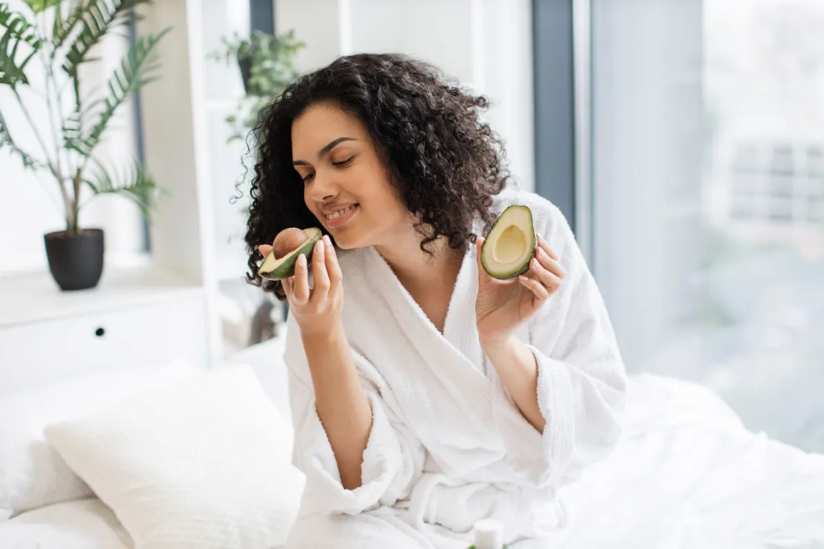 امرأة تأكل الأفوكادو