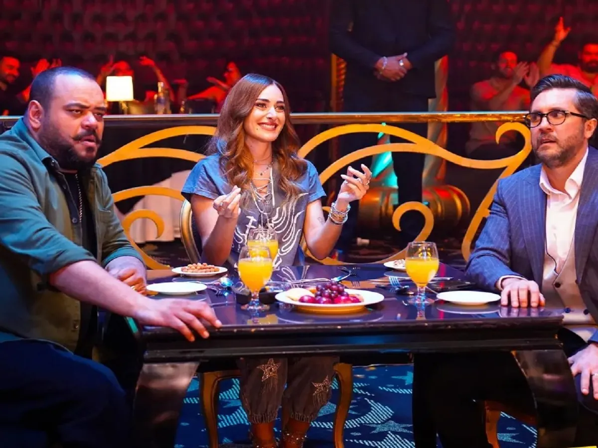 محمد ممدوح وأمينة خليل مع هشام ماجد في فيلم إكس مراتي -الصورة من صفحة الشركة المنتجة على إنستغرام