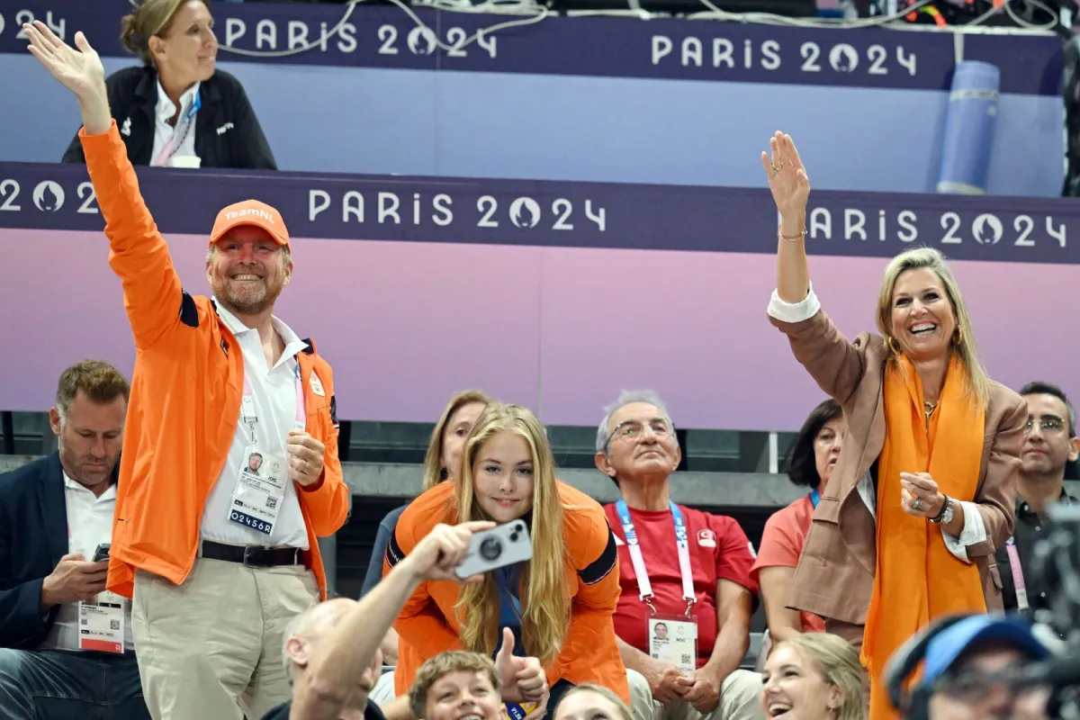 الملك ويليم ألكسندر والملكة ماكسيما وابنتهما الأميرة كاتارينا أماليا خلال دورة الألعاب الأولمبية في باريس 2024 في جنوب باريس أرينا 1 في باريس (King Willem-Alexander, Queen Maxima and their daughter Princess Catharina-Amalia during the Paris 2024 Olympic Games at the South Paris Arena 1 in Paris). مصدر الصورة: Natalia KOLESNIKOVA / AFP