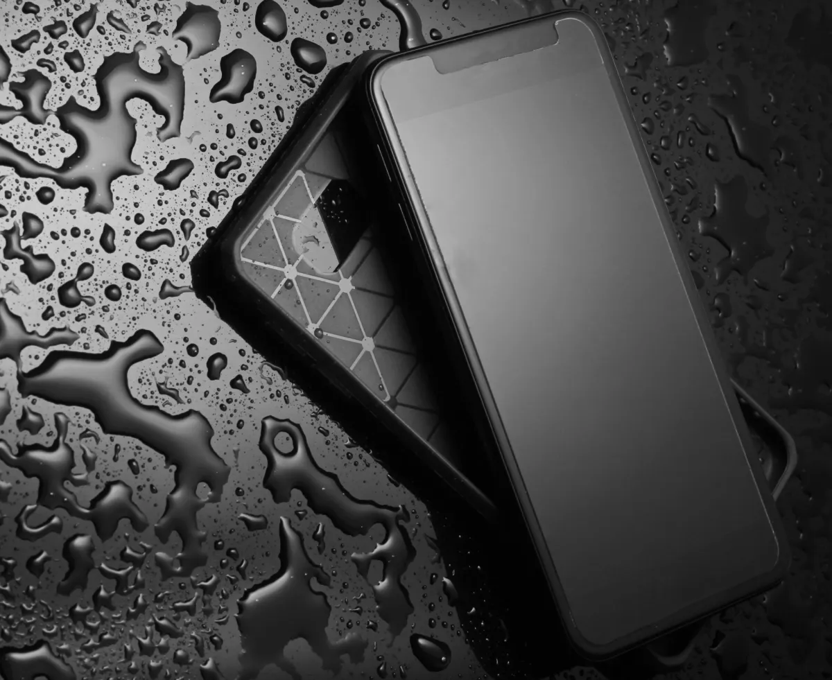 ماذا تفعلين في حال سقوط الهاتف في الماء؟، إليكِ بعض الخطوات الهامة  - الصورة من Adobestock