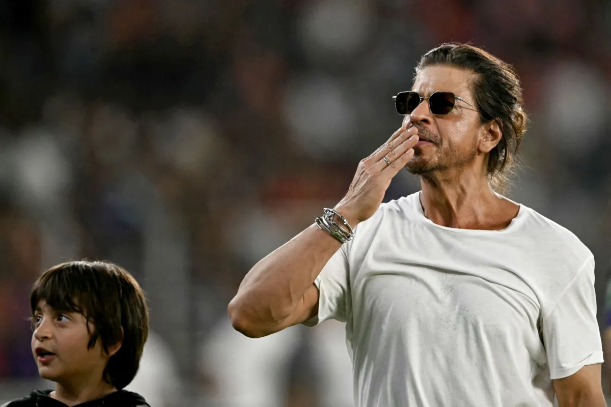 شاروخان مع ابنه أبرام خان في ملعب ناريندرا مودي في أحمداباد (Shah Rukh Khan alongside his son Abram Khan in the Narendra Modi Stadium of Ahmedabad). مصدر الصورة: Punit PARANJPE / AFP