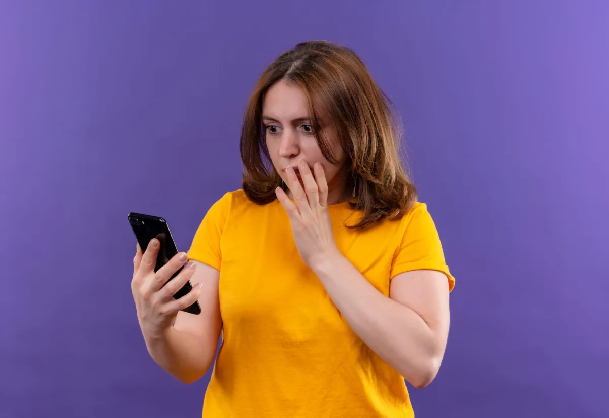 بعض الحلول المجدية لمشكلة ظهور خطوط ملونة على شاشة الهاتف - الصورة من Freepik