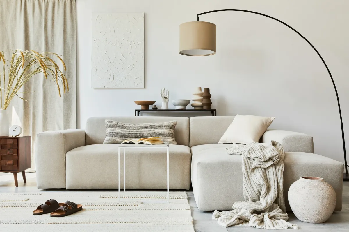 غرفة معيشة مودرن ومريحة