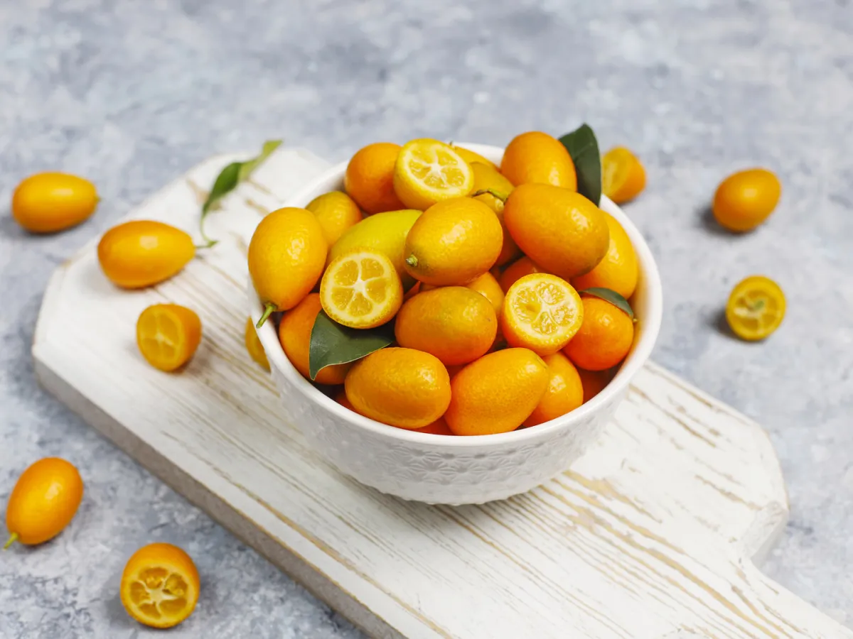 الكمكوات من الفواكه الغنية بالمركّبات النباتية  Image by azerbaijan_stockers on Freepik  