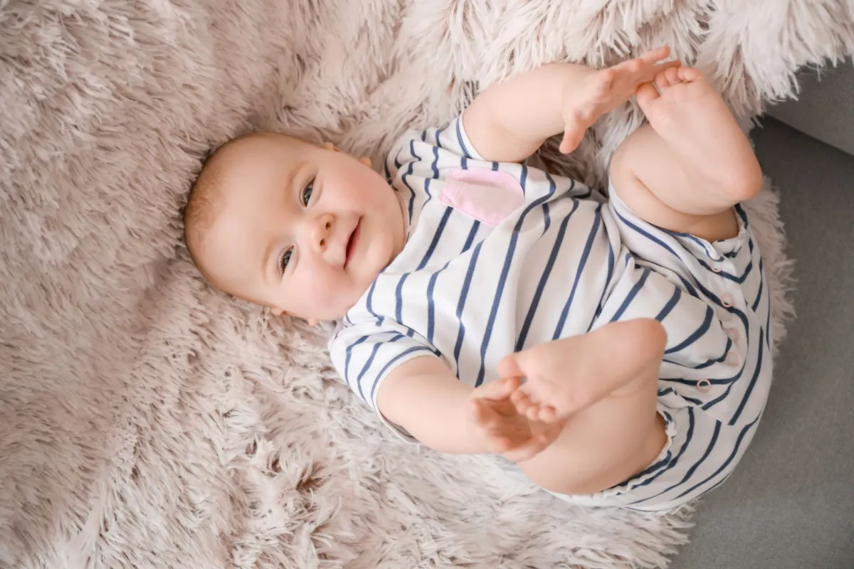 صورة لطفل رضيع لديه زيادة واضحة في نموه