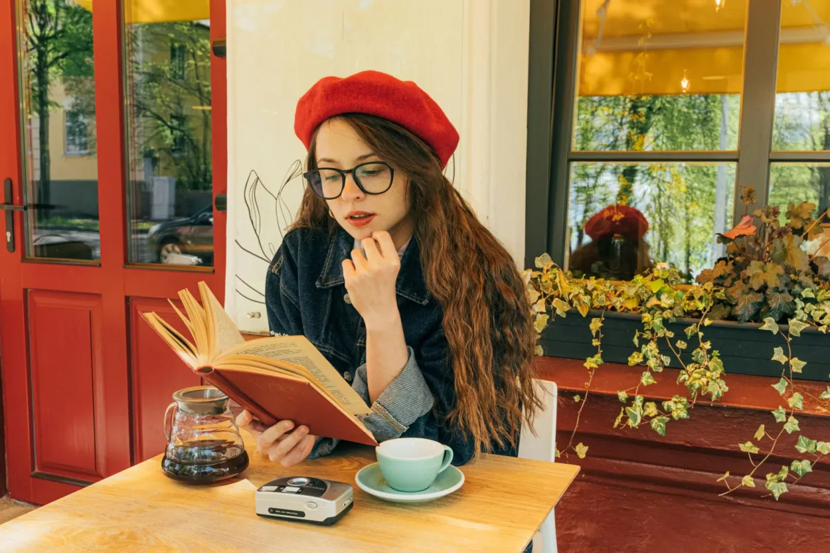 شابة تقرأ كتاباً