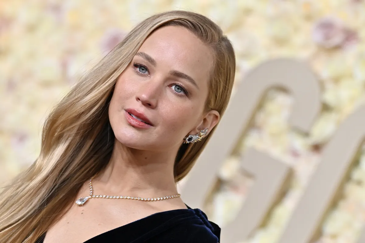 جينيفر لورانس Jennifer Lawrence بمجوهرات فاخرة في حفل توزيع جوائز جولدن غلوب (مصدر الصورة:  Axelle/Bauer-Griffin/FilmMagic)