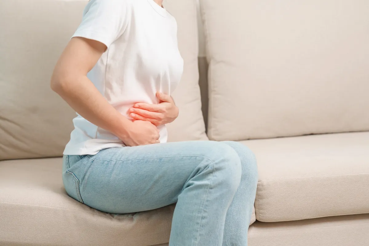 صورة لامرأة تشعر بألم في المعدة