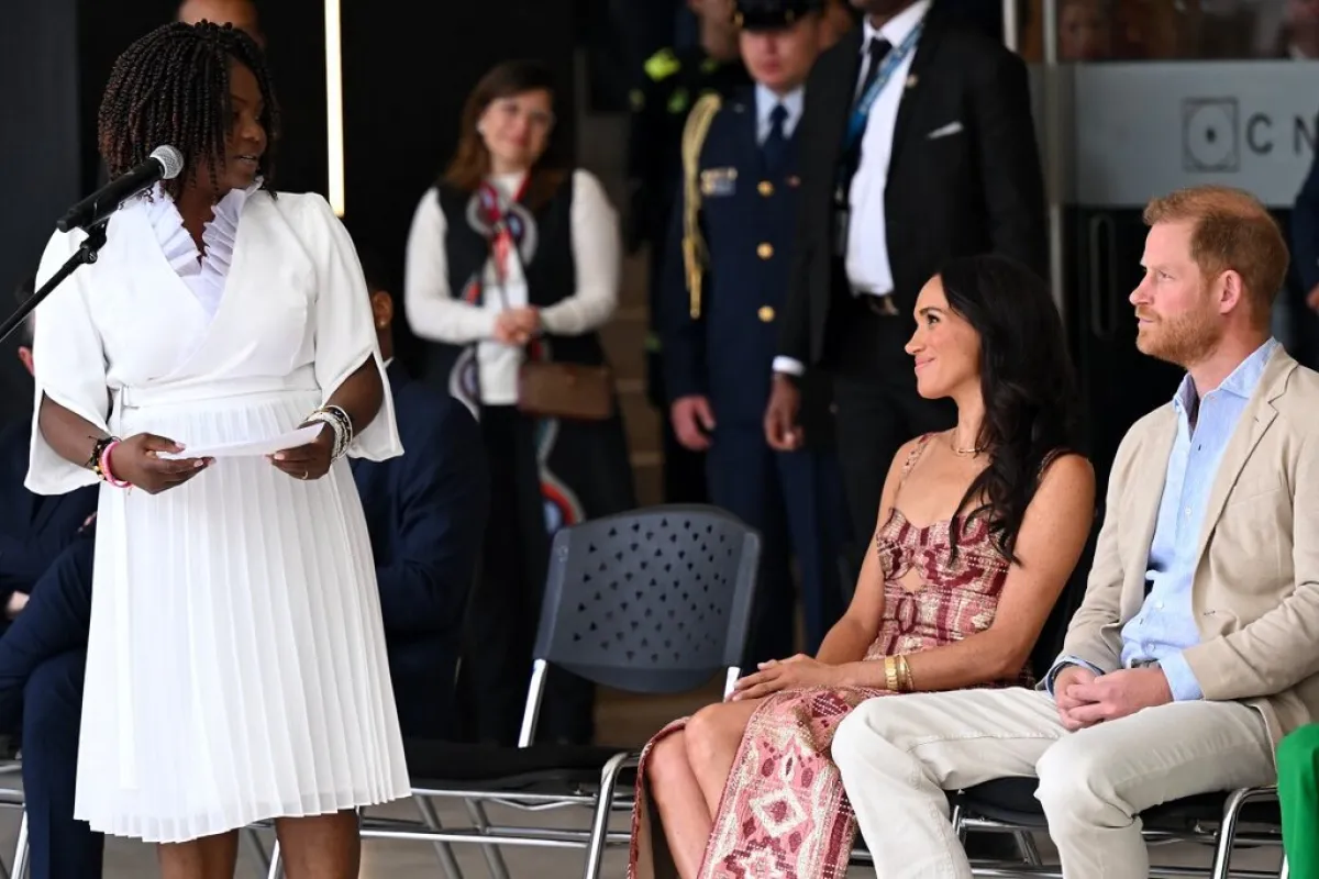 ميغان ماركل والأمير هاري برفقة نائبة الرئيس فرانسيا ماركيز vice-President Francia Marquez next to Prince Harry and Meghan Markle في كولومبيا (مصدر الصورة: RAUL ARBOLEDA / AFP)