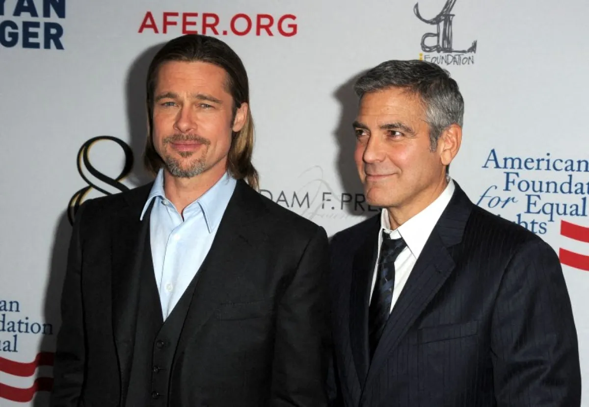 براد بيت وجورج كلوني Brad Pitt and George Clooney في عرض '8' عام 2012 (مصدر الصورة: KEVIN WINTER / GETTY IMAGES NORTH AMERICA / Getty Images via AFP)