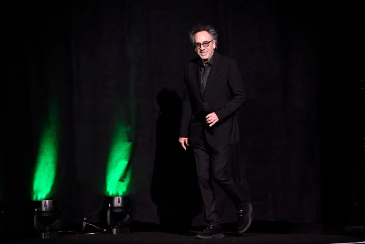 المخرج تيم بيرتون في الكولوسيوم في قصر سيزرز خلال مؤتمر CinemaCon 2024 في لاس فيغاس، نيفادا at The Colosseum at Caesars Palace during CinemaCon 2024 in Las Vegas, Nevada, on April 9, 2024. (Photo by VALERIE MACON / AFP)