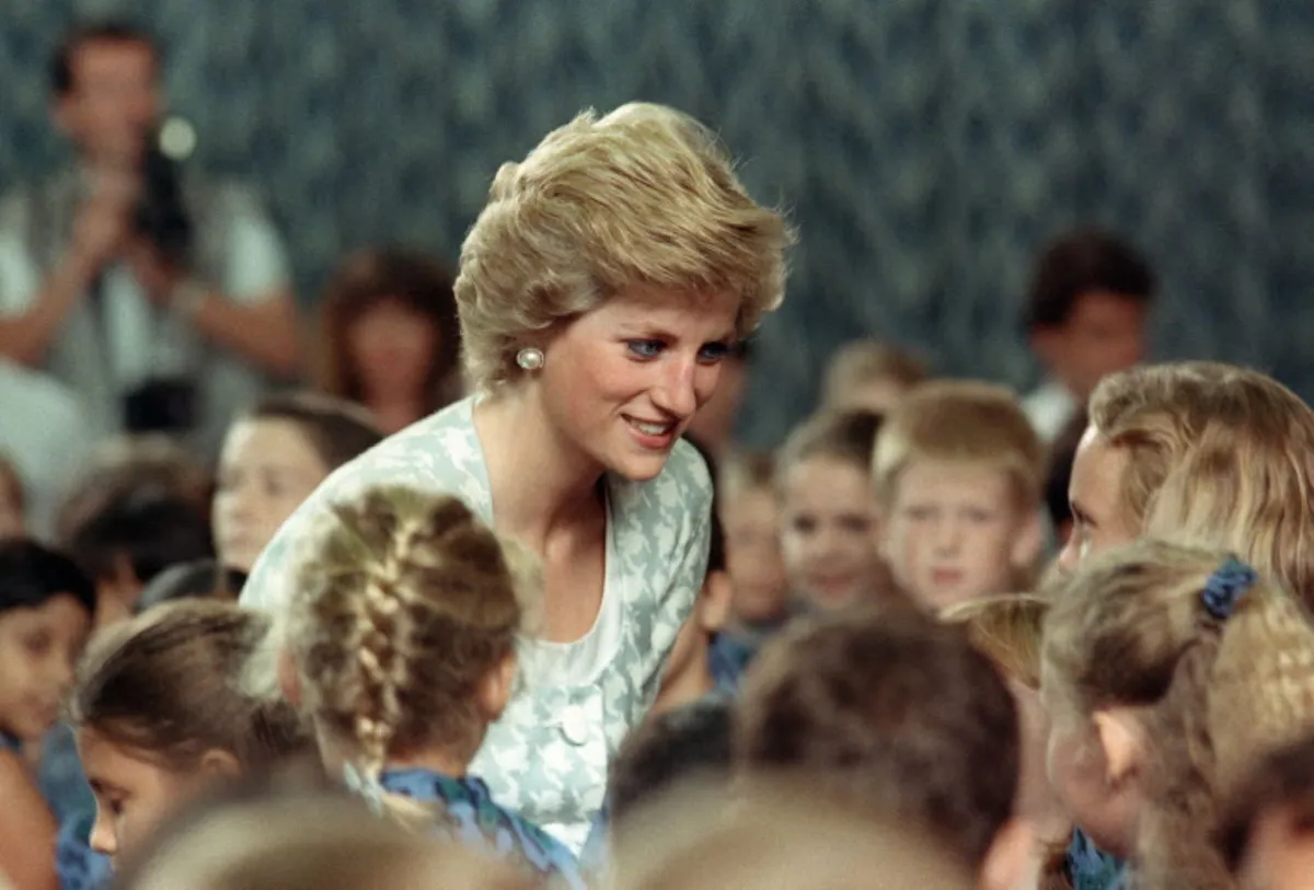 أميرة ويلز ديانا خلال زيارتها للمدرسة البريطانية الدولية في جاكرتا (Princess of Wales Diana during her visit to the British international school in Jakarta). مصدر الصورة: KRAIPIT PHANVUT / AFP