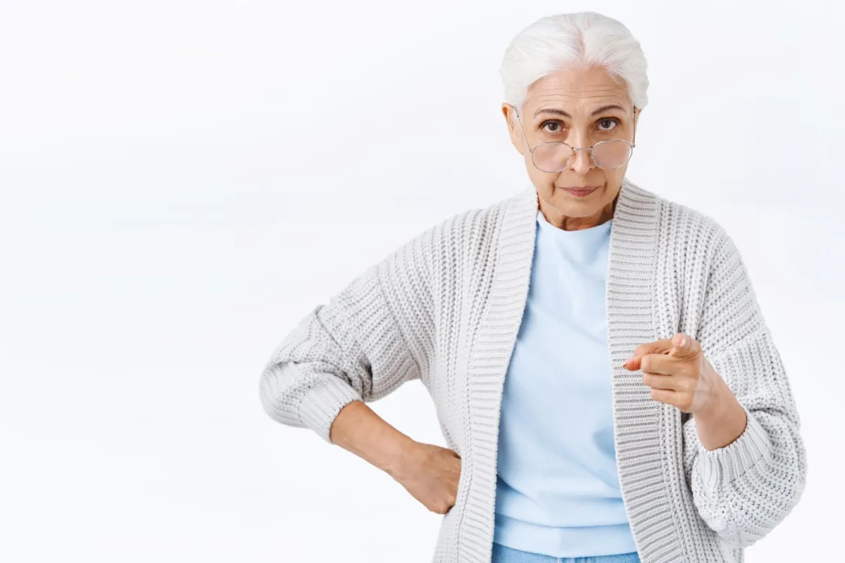 حماة تنظر باستعلاء ويبدو أنها تنتقد الآخرين  