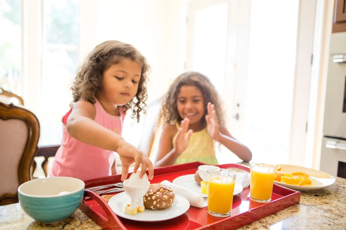 طفلتان تتناولان وجبة الإفطار