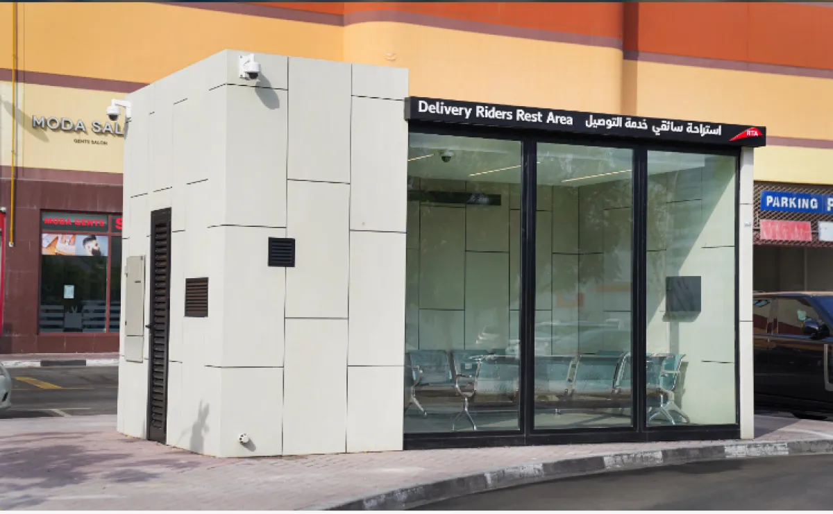  20 استراحة مكيفة لسائقي دراجات توصيل الطلبات في دبي. الصورة من مكتب دبي الإعلامي
