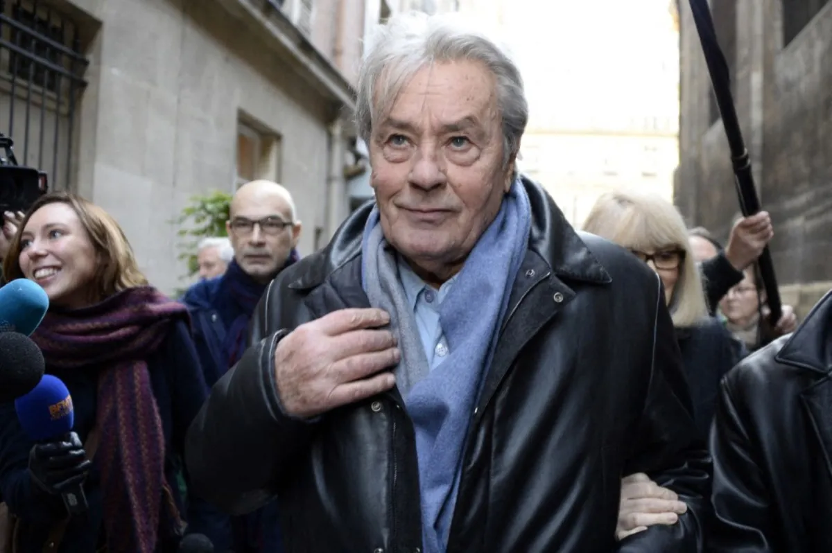 آلان ديلون في كنيسة سان روش في باريس (Alain Delon at the Saint-Roch church in Paris). مصدر الصورة: BERTRAND GUAY / AFP