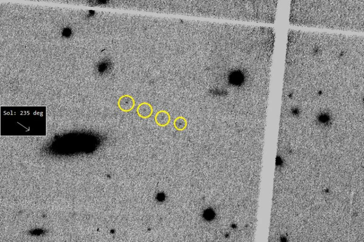 موقع الكويكب في الصور المستخدمة عند الاكتشاف. الصورة من الحساب الرسمي لمركز الفلك الدولي على منصة x