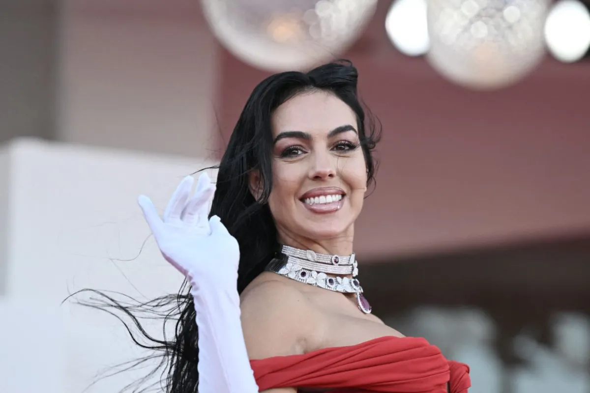جورجينا رودريغيز في مهرجان البندقية السينمائي الثمانين في فينيسيا (Georgina Rodriguez at the 80th Venice Film Festival at Venice Lido). مصدر الصورة: Tiziana FABI / AFP