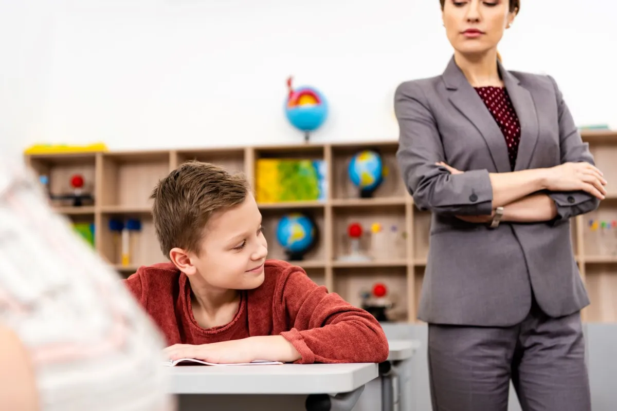 صورة المعلمة والطالب