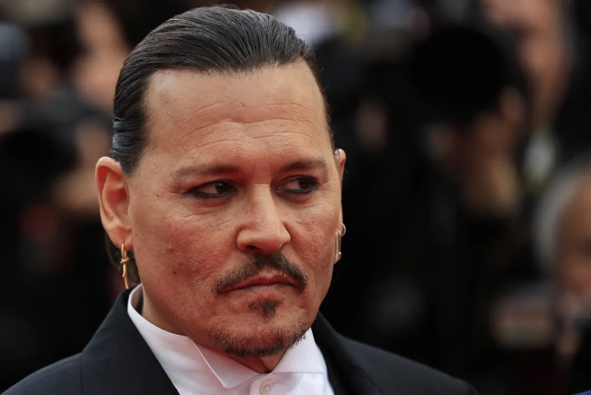جوني ديب خلال الدورة 76 من مهرجان كان السينمائي في كان، جنوب فرنسا (Johnny Depp during the 76th edition of the Cannes Film Festival in Cannes, southern France). مصدر الصورة: Valery HACHE / AFP