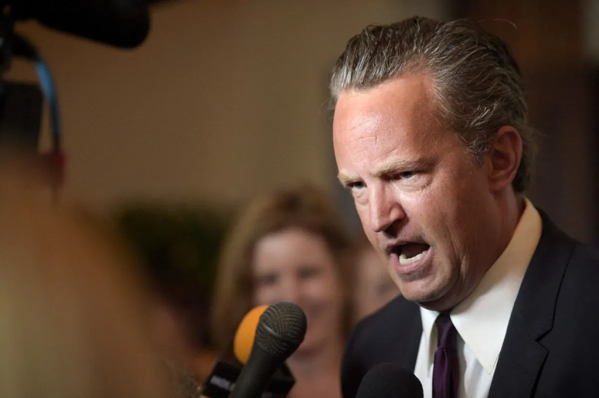 ماثيو بيري Matthew Perry في بفيرلي هيلز عام 2015 (مصدر الصورة: Jason Kempin / GETTY IMAGES NORTH AMERICA / Getty Images via AFP)