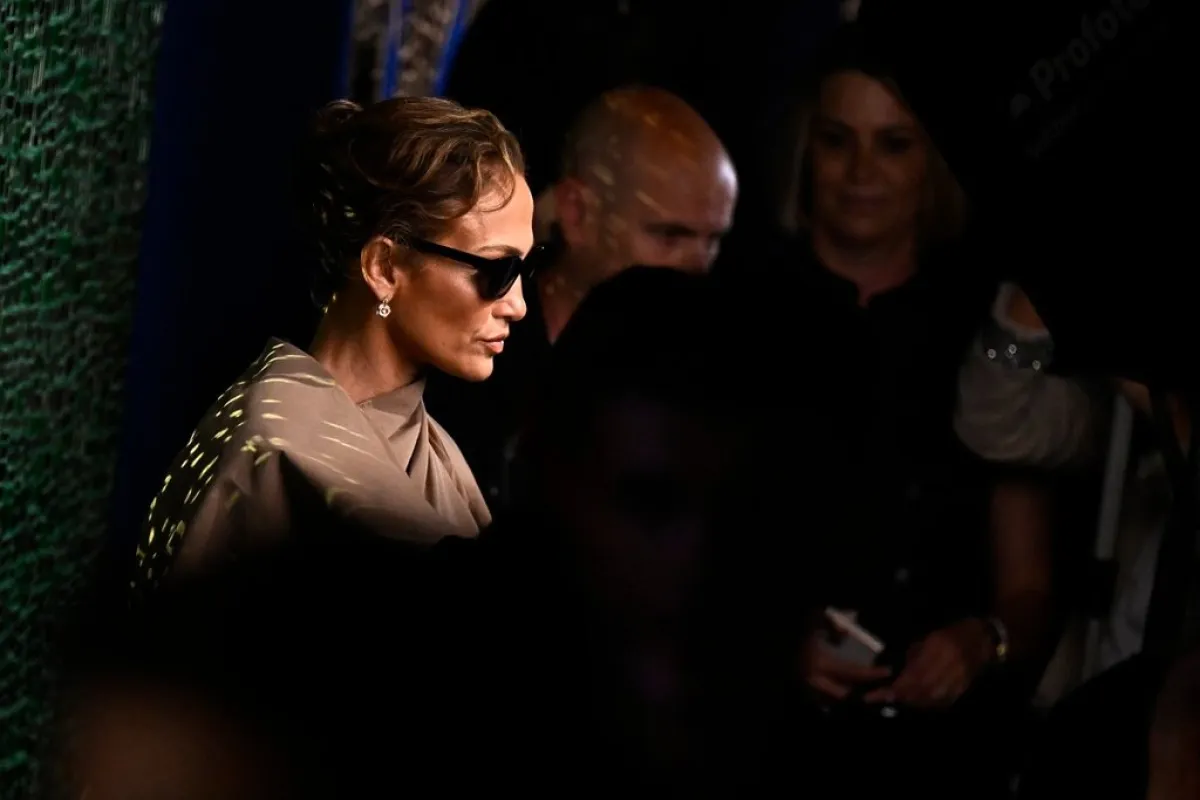 جينيفر لوبيز Jennifer Lopez في عرض  Christian Dior في باريس (مصدر الصورة: JULIEN DE ROSA / AFP)