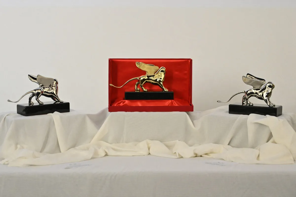 جائزة الأسد الذهبي في فينيسيا (A Golden Lion award at Venice Lido). مصدر الصورة: Alberto PIZZOLI / AFP