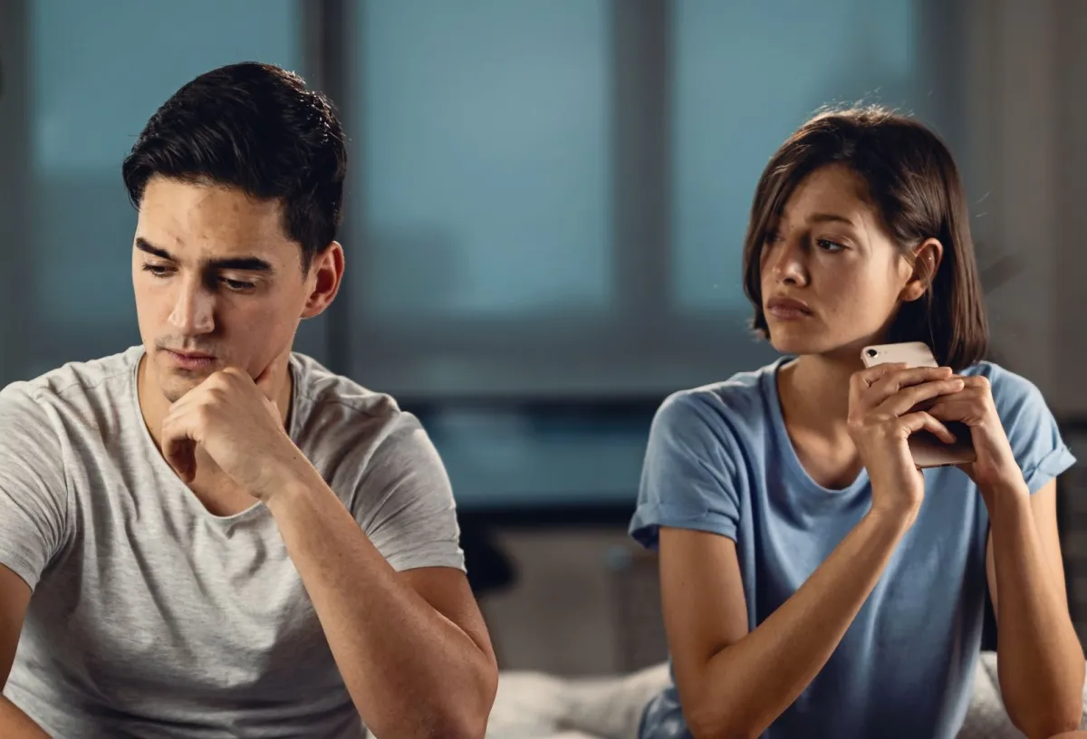 شاب وشابة يشعران بالقلق ويواجهان مشاكل في العلاقة