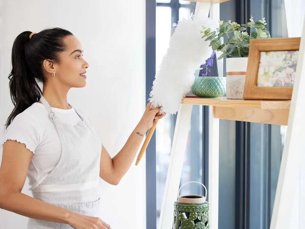 امرأة تنفض الغبار عن الأسطح