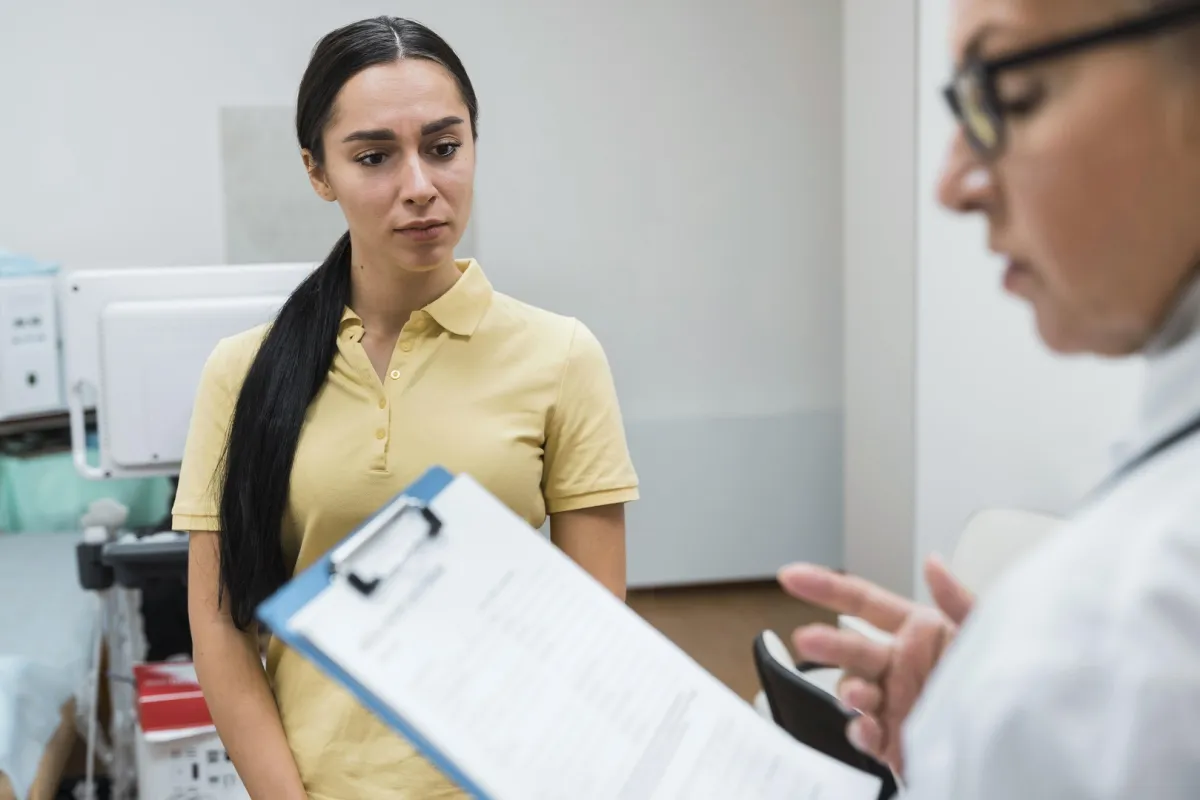 صورة لامرأة مع طبيبة