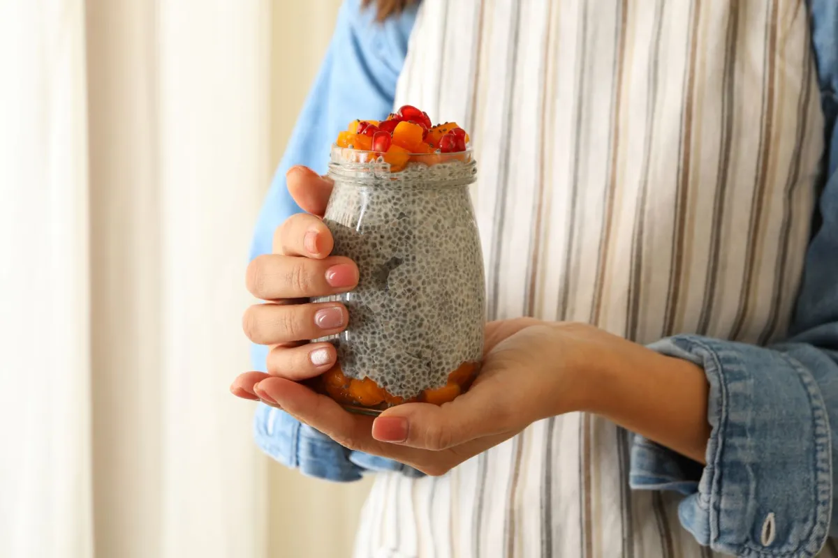 صورة امرأة تتناول البذور