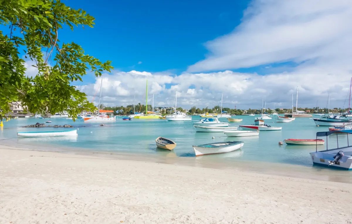 القوارب تطفو على الماء في موريشيوس