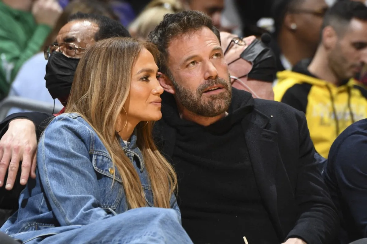 جينيفر لوبيز وبن أفليك  Jennifer Lopez and Ben Affleck عام 2021 في لوس أنجليس (مصدر الصورة:  ANDREW D. BERNSTEIN / NBAE / Getty Images / Getty Images via AFP)
