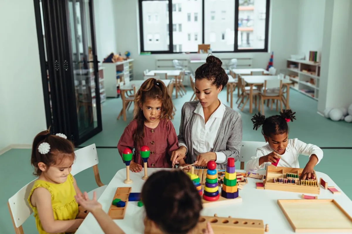 صورة لأطفال مع معلمتهم يتعلمون بطرق جديدة