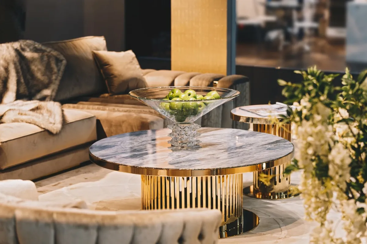 طاولة ذات سطح من الرخام ترتفع على قاعدة من النحاس