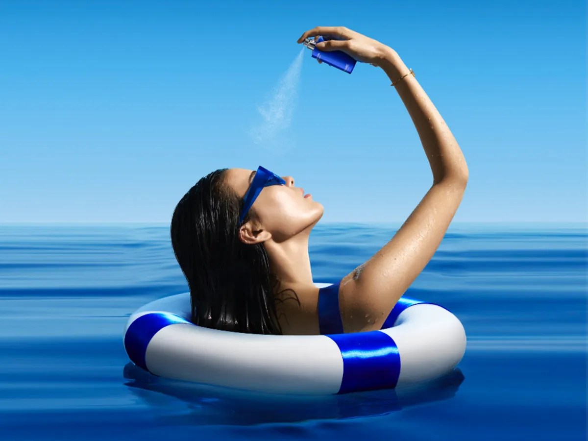 امرأة تحمي بشرتها من أضرار الشمس في الصيف