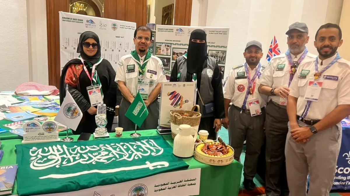 فتاتان من الوفد السعودي مع رئيس الوفد الكشفي السعودي الدكتور عبدالرحمن المديرس