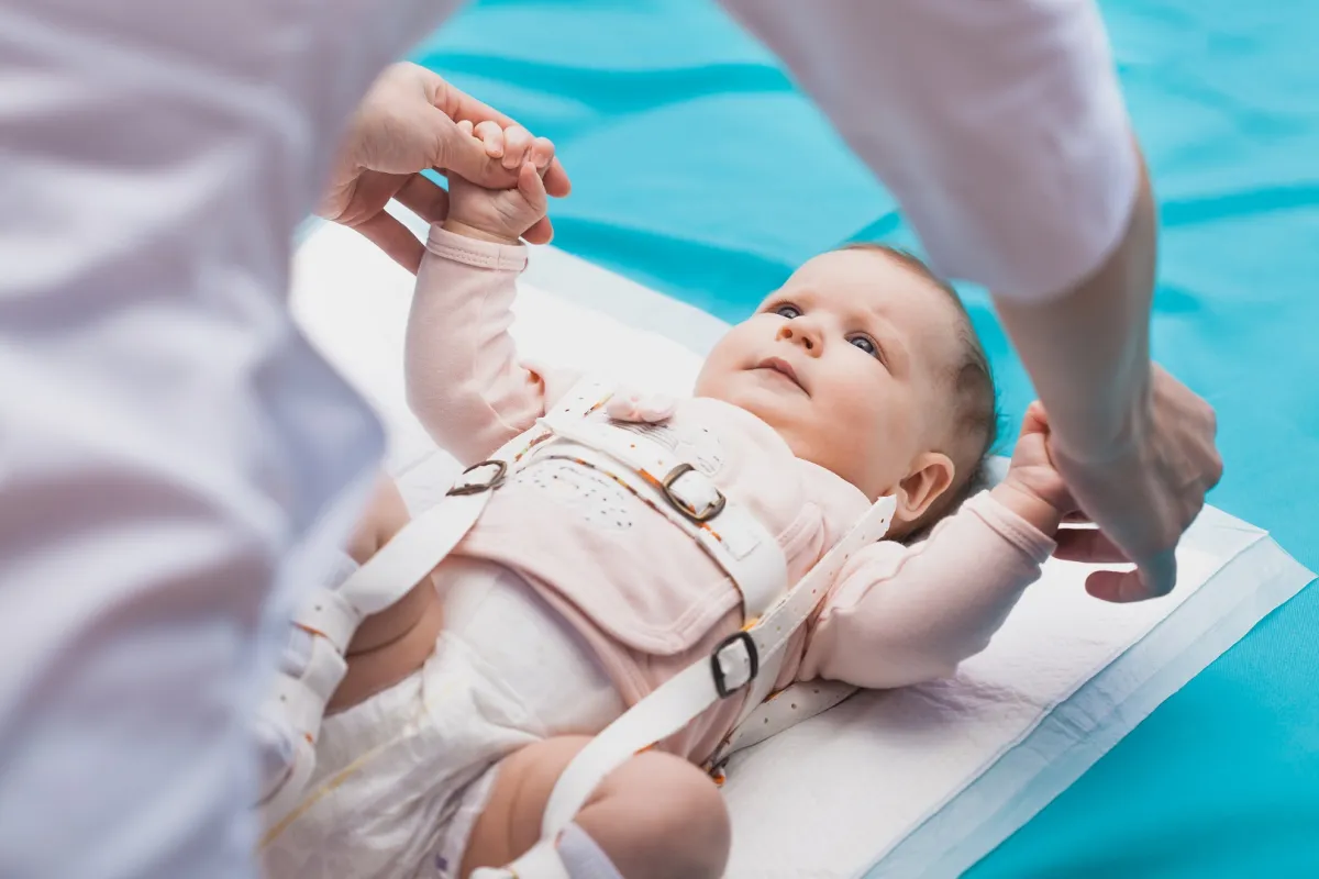 صورة لطبيبة تفحص طفل