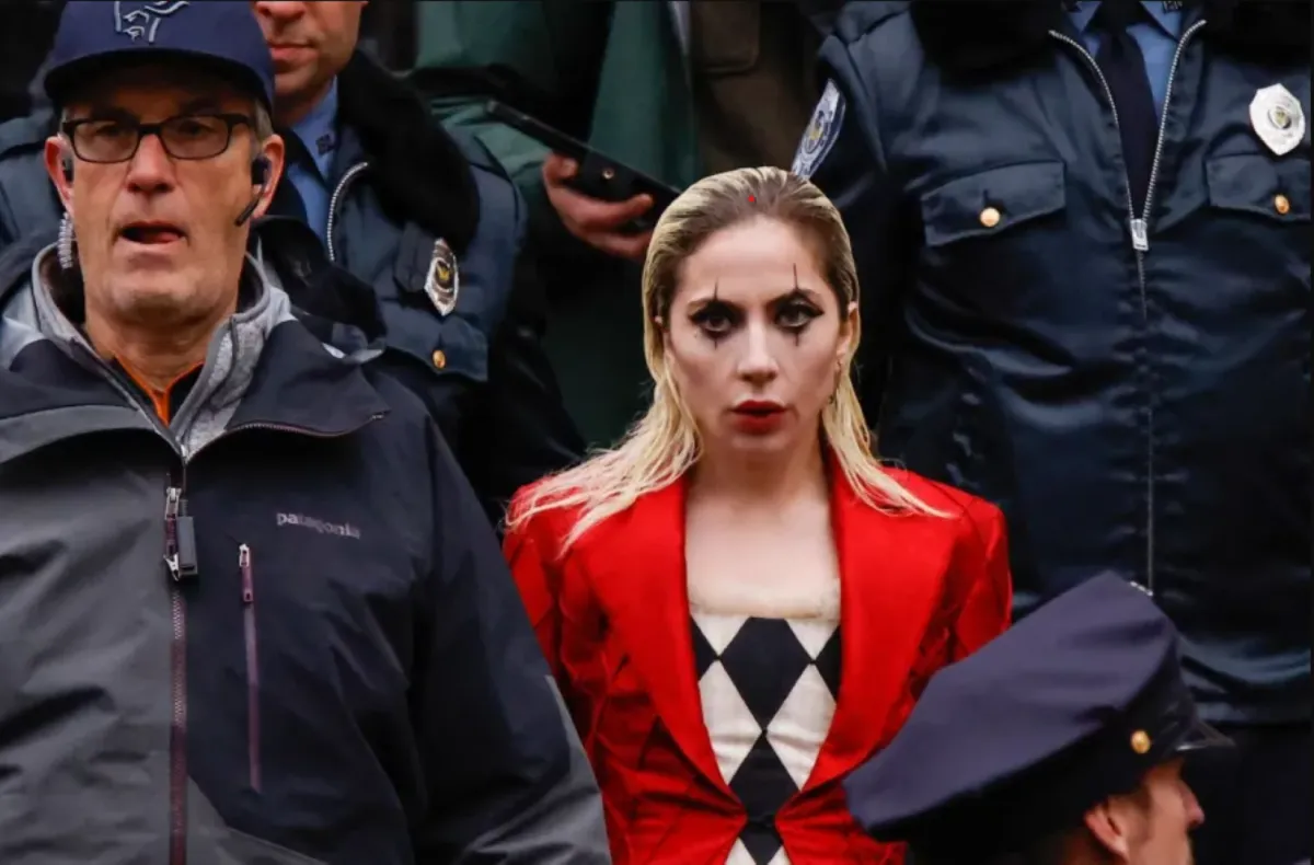 ليدي غاغا خلال تصوير فيلم جوكر: الجنون المزدوج في نيويورك (Lady Gaga during the filming of the movie "Joker: Folie à Deux" in New York). مصدر الصورة: KENA BETANCUR / AFP